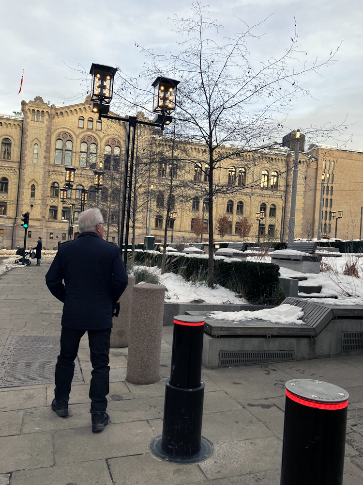 Borgar Hurum g&aring;r ved Stortinget