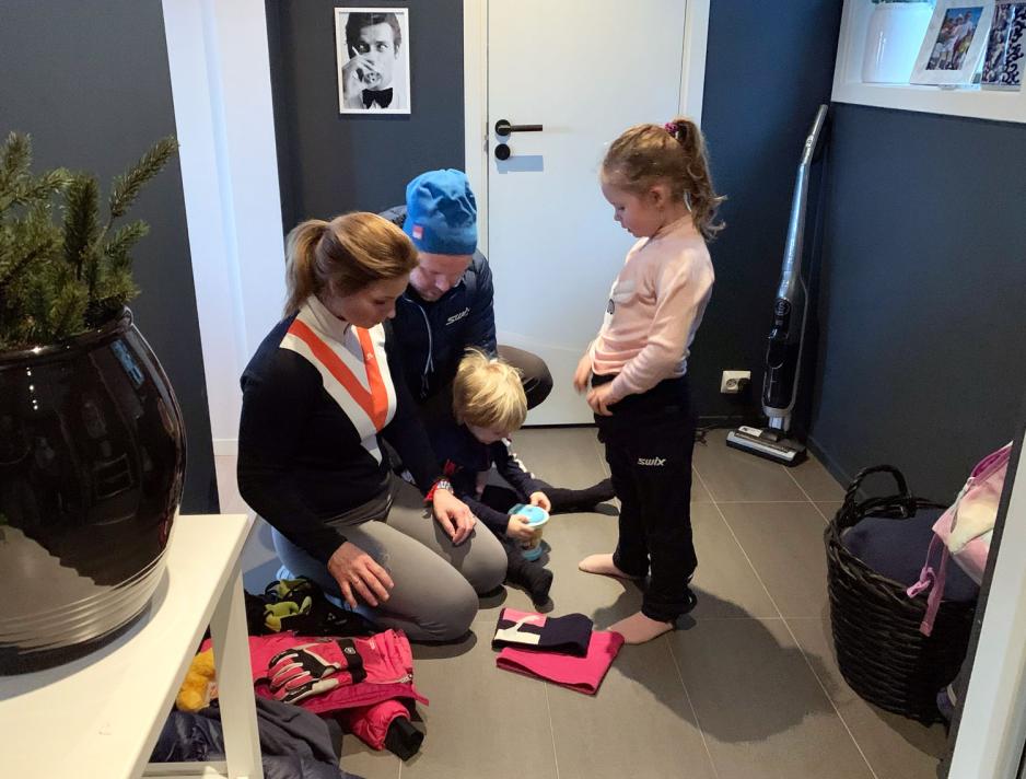 Gabrielle, Terje, Ulrik og Mille kler p&aring; seg i gangen hjemme. 