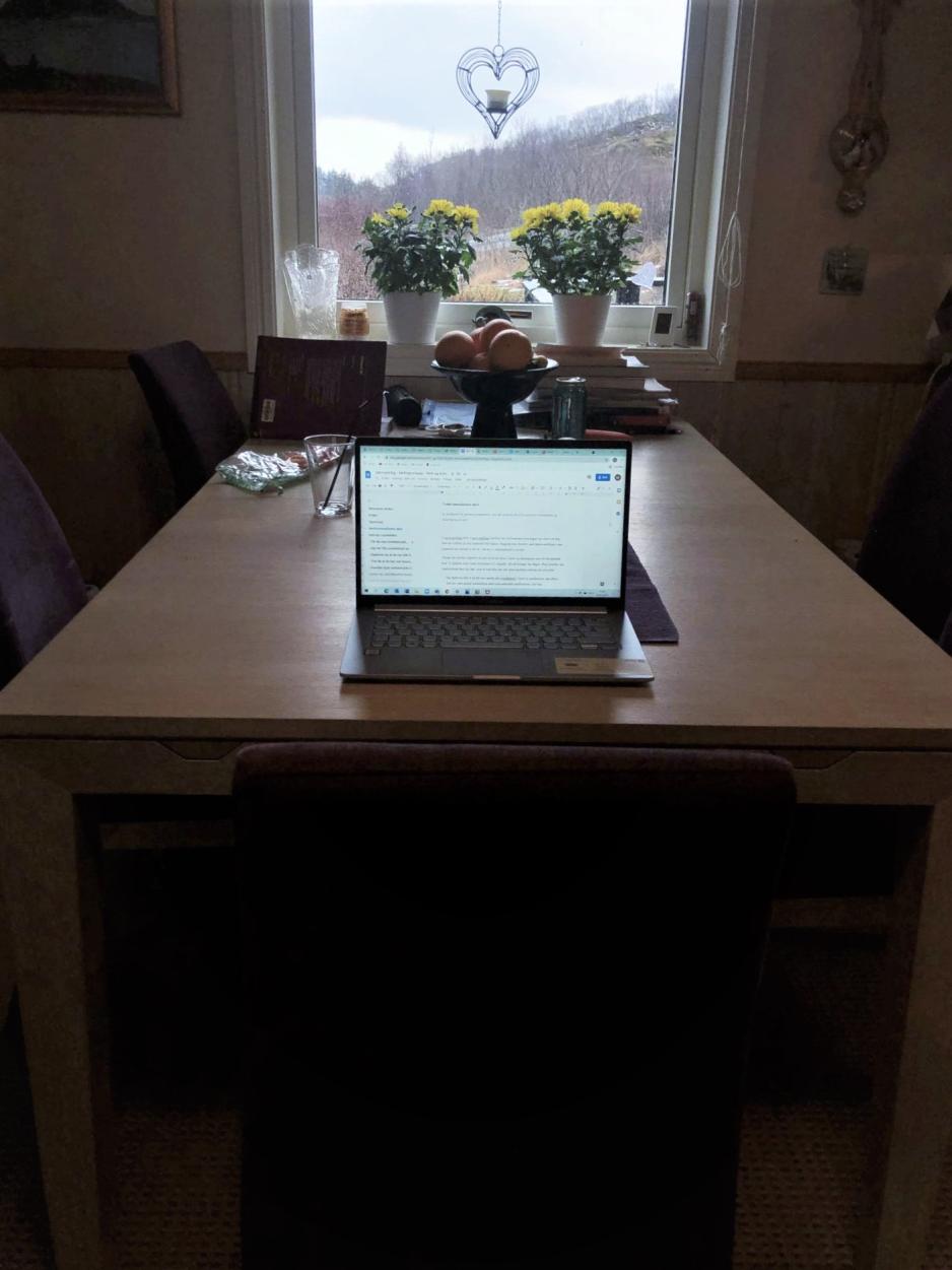 PC p&aring; kj&oslash;kkenbordet. 