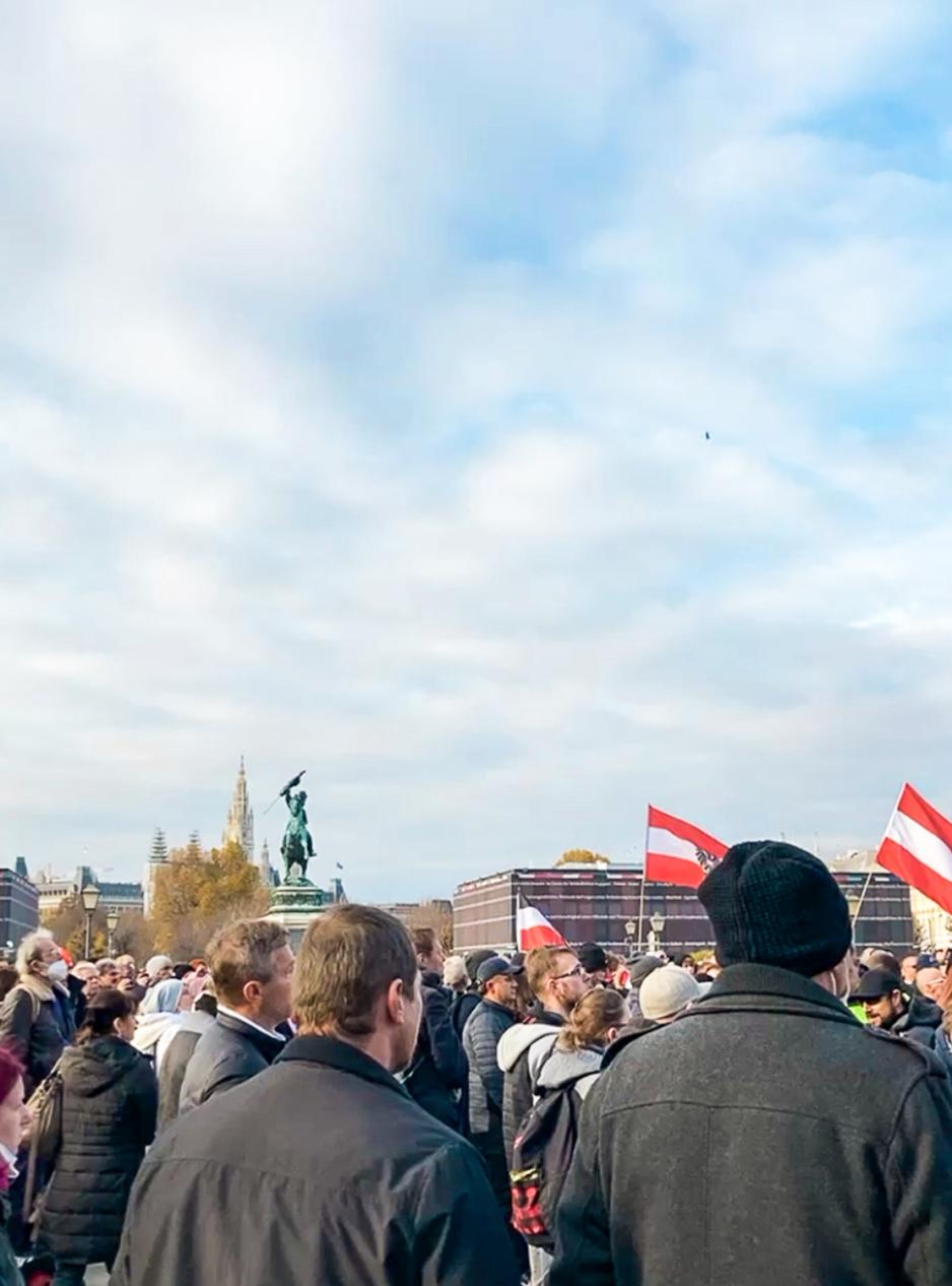 Koronademonstranter p&aring; en plass i Wien. 