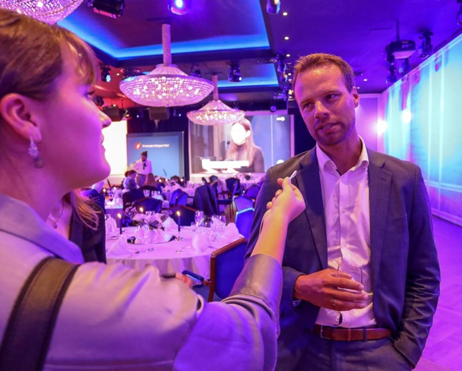Jon Helgheim snakker med journalister p&aring; FrP-valgvake. 