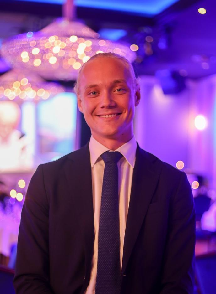 Simen Velle p&aring; Frp-valgvaken til kommunevalget 2023.