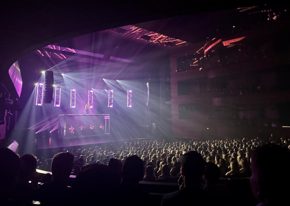 Isah st&aring;r p&aring; scenen inne i hovedsalen i operaen.