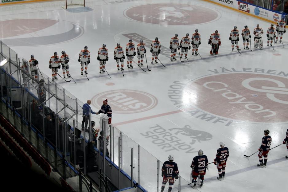 Keeperen Steffen S&oslash;berg blir hyllet p&aring; ishockeybanen