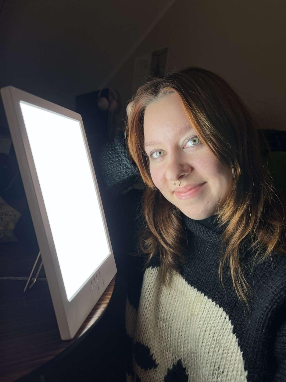 Kamila Kocur foran sin p&aring;skrudde lysterapilampe