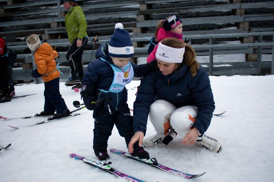 gutt som tar p&aring; ski