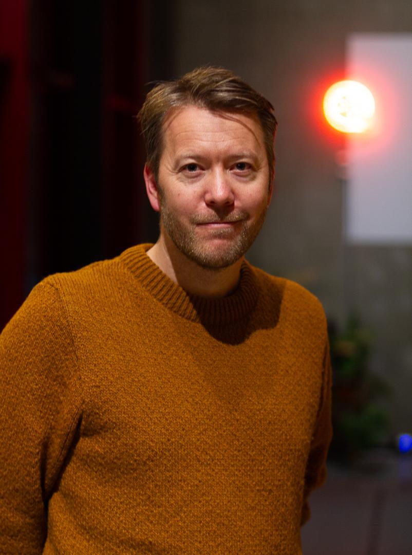&Aring;smund Hasli fotografert i en brun/oransje genser p&aring; Vega Scene.