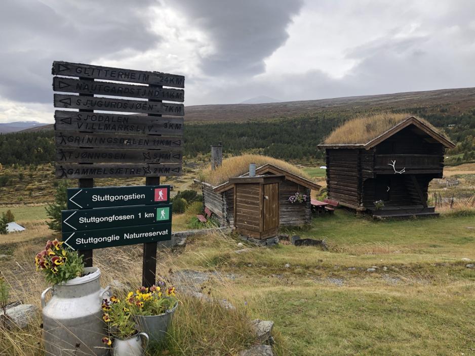 Stabbur og eldhus p&aring; tunet utenfor fjellhotellet. 