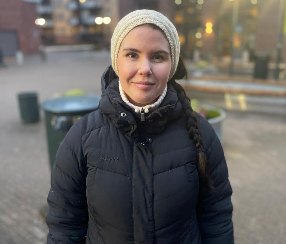 Trude Boleng st&aring;r og smiler til kamera 