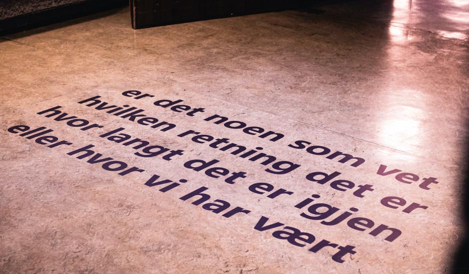 Tekst p&aring; gulvet.