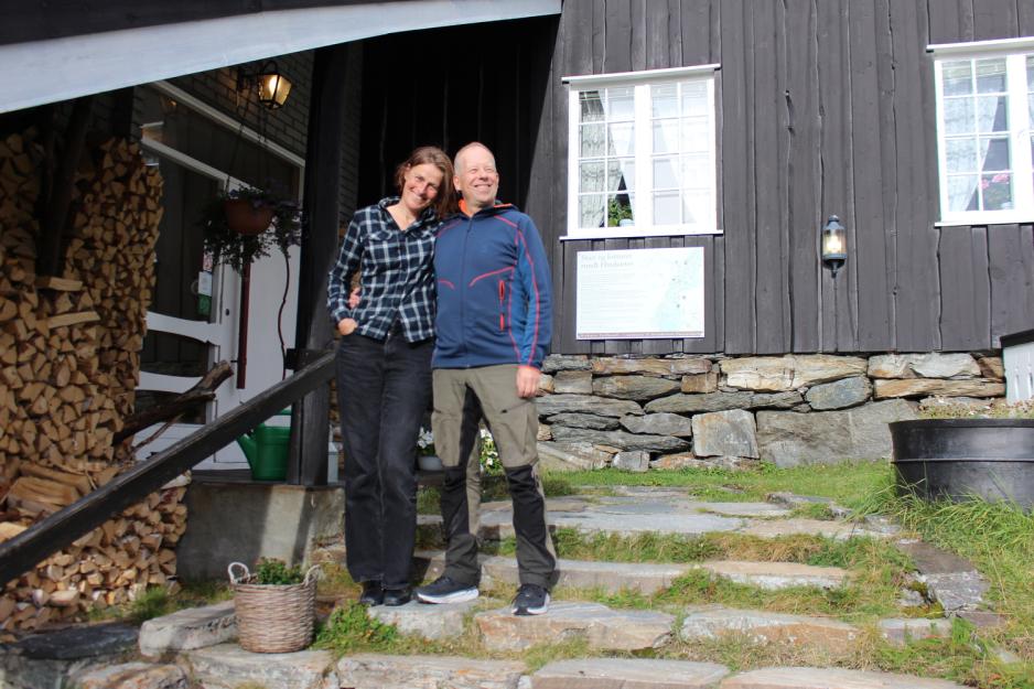 Karola Wenzen og Andr&eacute; Sundero utenfor inngangen til Hinds&aelig;ter Fjellhotell
