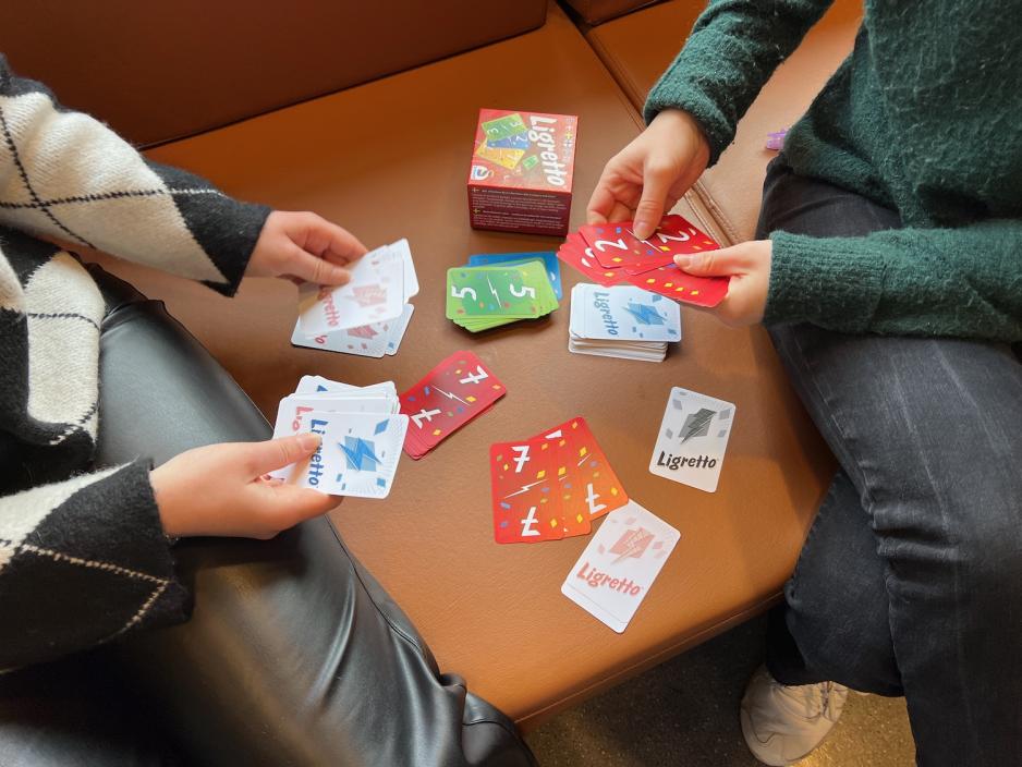 Her er Victoria og venninnen klare til &aring; spille kortspillet Ligretto p&aring; Blindern.