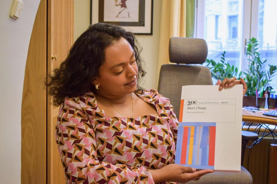 Kamzy Gunaratnam holder Norges offentlige utredninger (NOU) om abort i h&aring;nden.