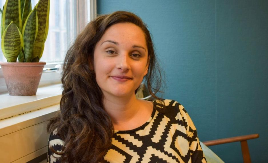 Et n&aelig;rbilde av Sara Marie Grimstad, undervisningsansvarlig i menneskeverd. Hun har langt brunt h&aring;r og m&oslash;nstrete overdel. 