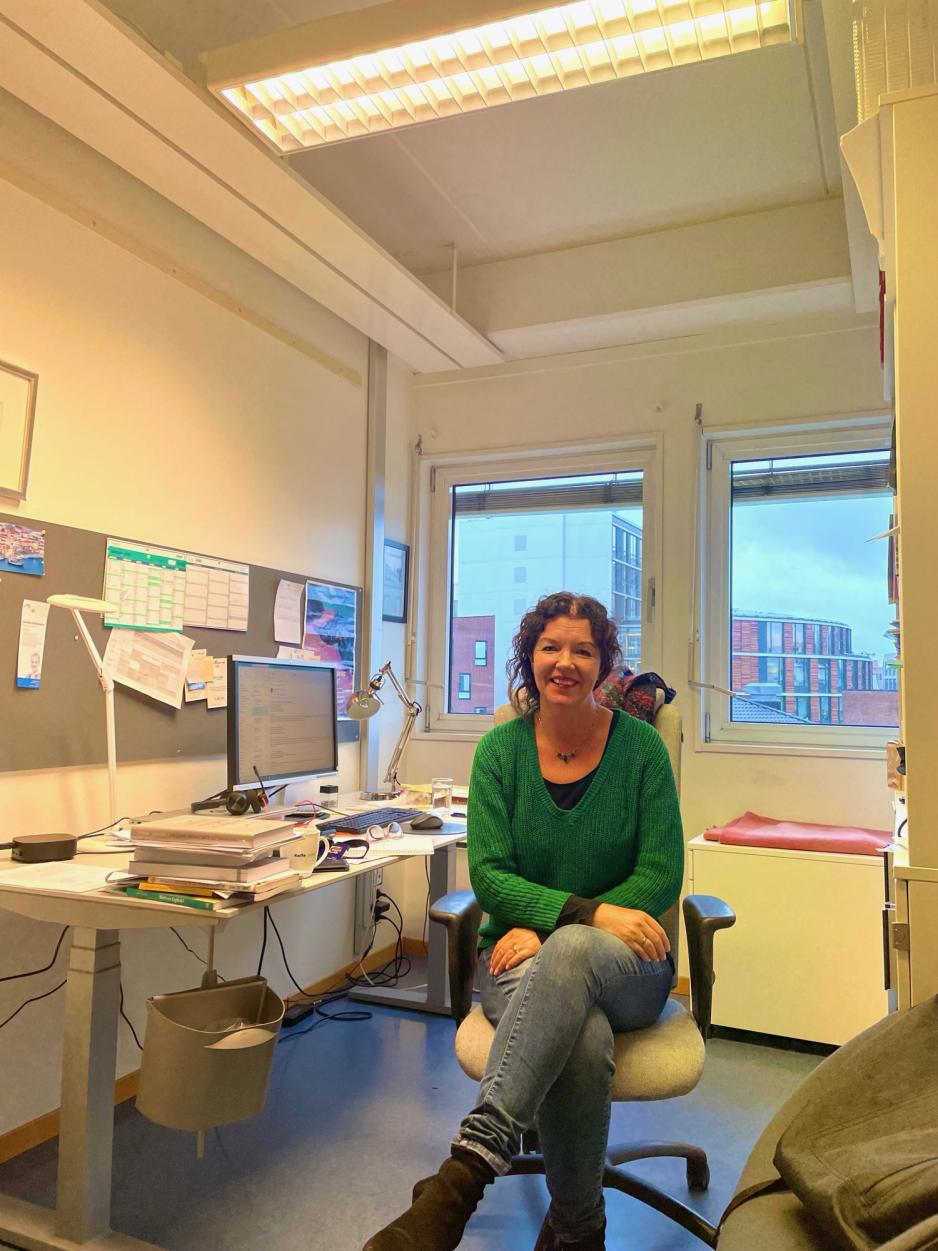 Barnevernsl&aelig;rer Edda Stang sitter p&aring; kontoret sitt