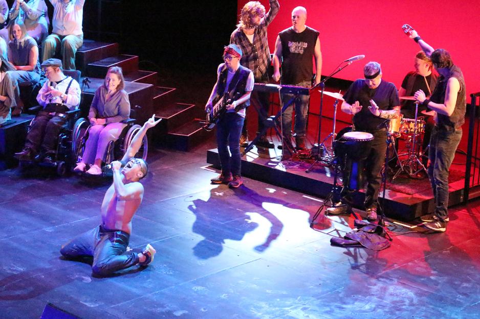 Band spiller Heaven&rsquo;s on fire fra scenen i Operaen. I spissen ser vi Mats Alvaro Sollid sitte p&aring; kne og synge for full hals