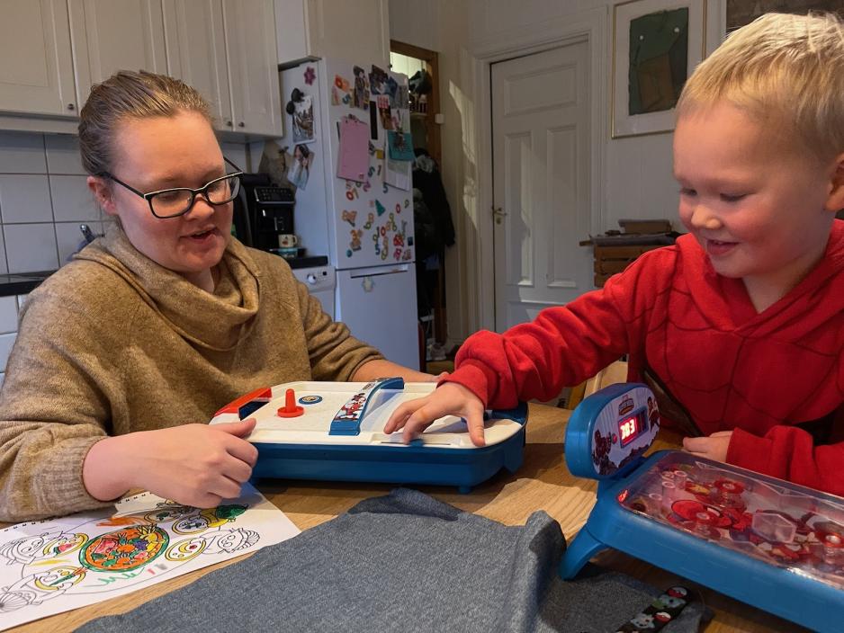 Mor og s&oslash;nn spiller bretthockey