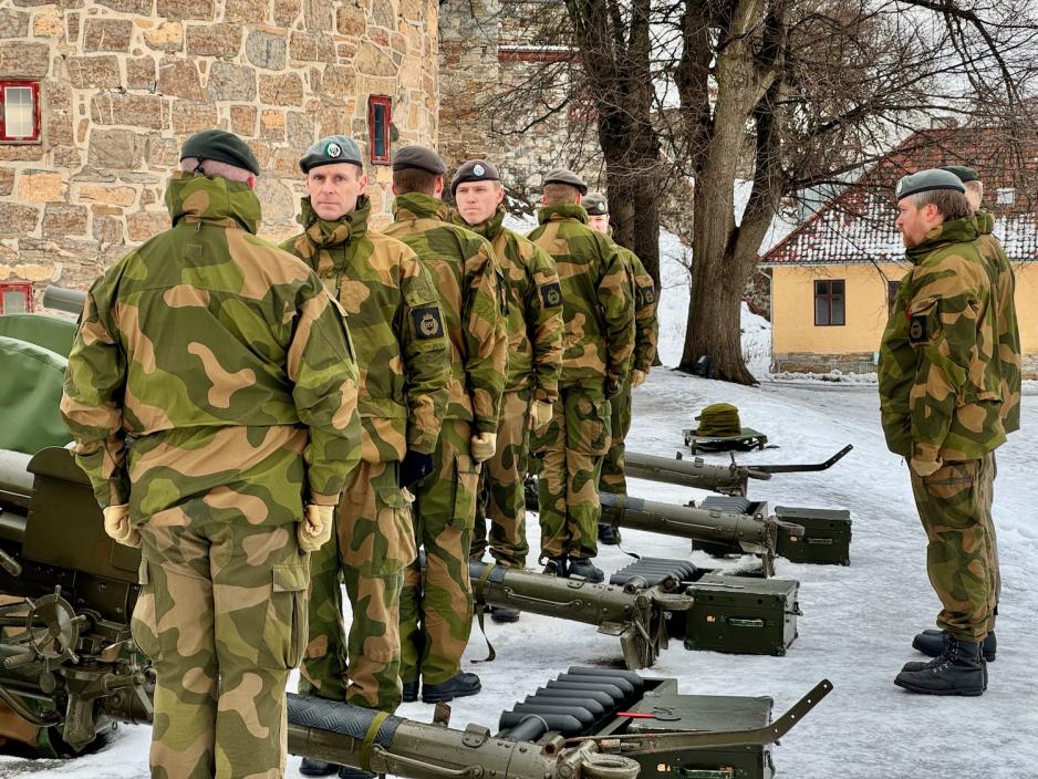 uniformerte menn som st&aring;r rundt kanoner p&aring; Akershus Festning