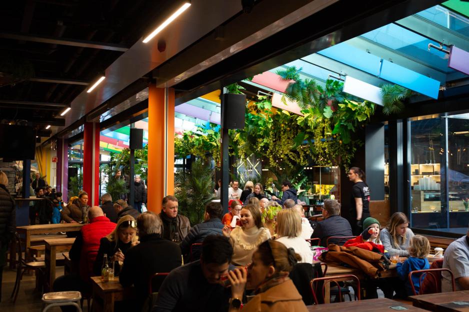 Mennesker spiser mat p&aring; spisestedet "Barcode Streetfood". 