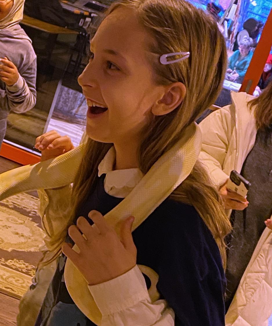 Barn holder en kongepyton. Hun smiler og virker forn&oslash;yd.
