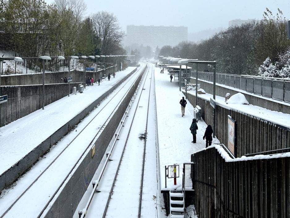 Grorud t-banestasjon dekket med sn&oslash;.