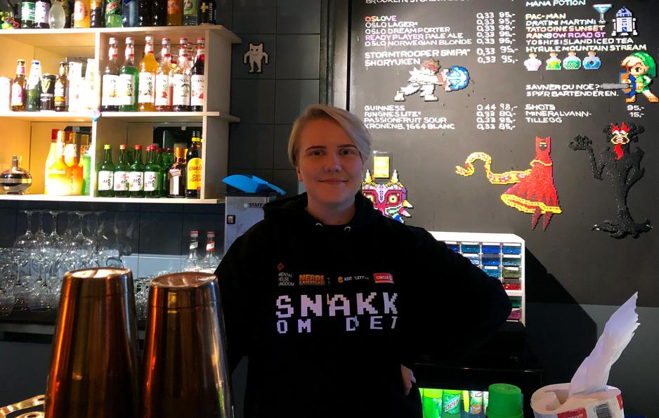 Isabell Danielsen i baren p&aring; House of nerds