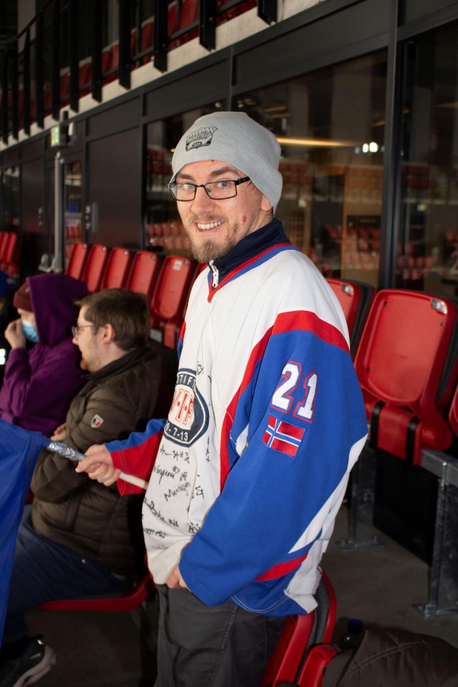 Ishockey-fan p&aring; ishockeykamp.
