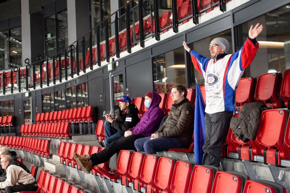 Ishockey-fan heier p&aring; laget sitt. 
