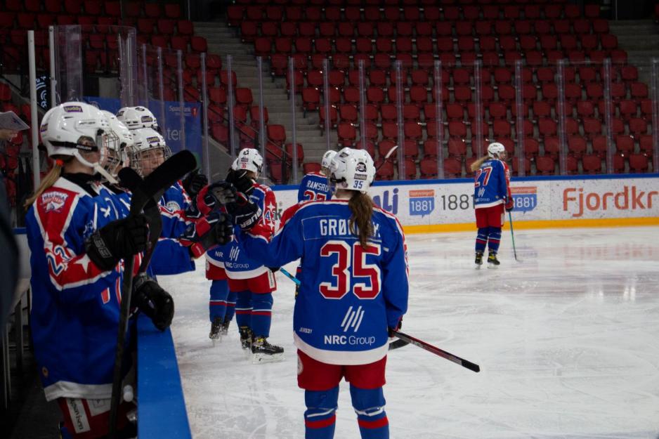 Ishockeyspillere damer feirer et m&aring;l.