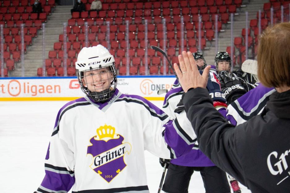 Ishockeyspillere Damer feirer et m&aring;l. 