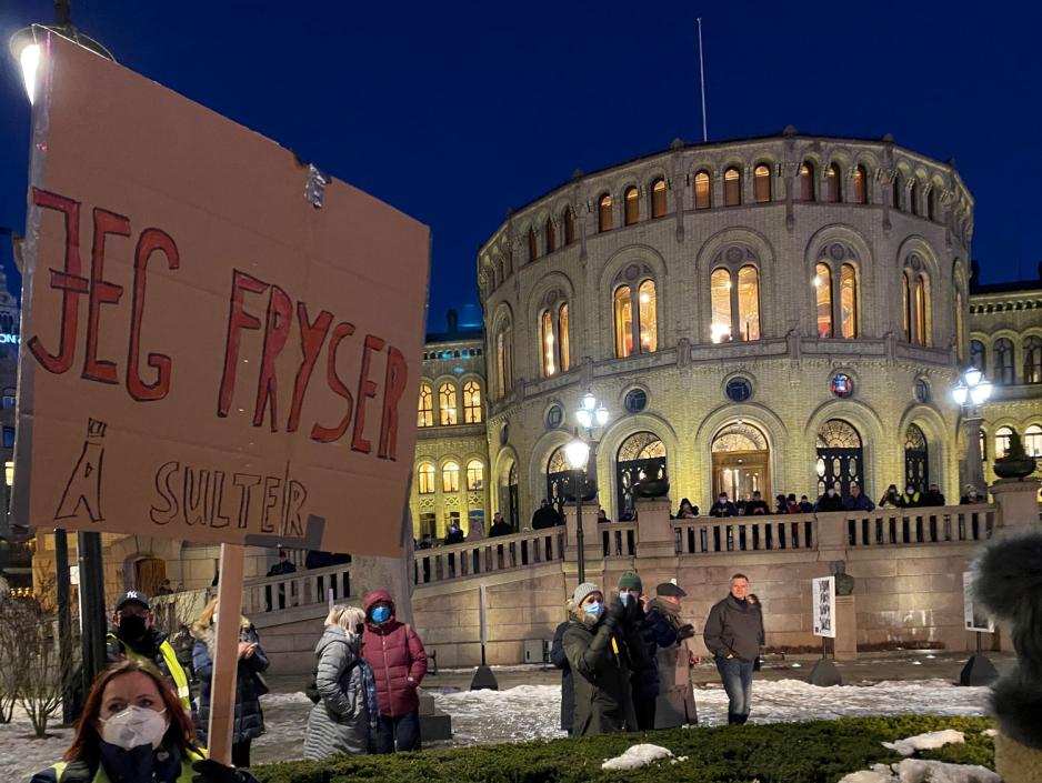 Dame med parole hvor det st&aring;r "Jeg fryser".