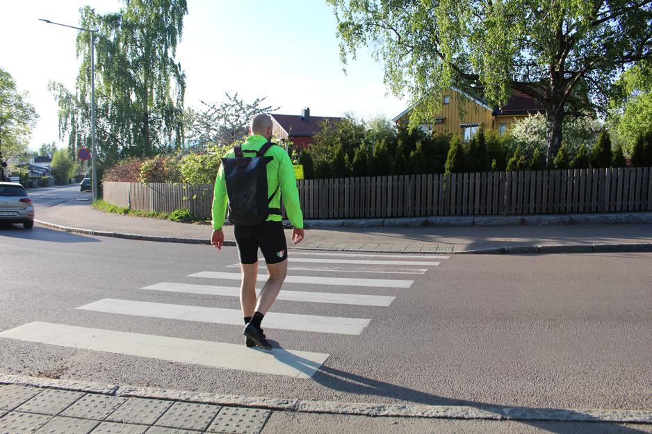 Jo Stenehjem viser frem hvor en gutt ble p&aring;kj&oslash;rt for bare noen uker siden