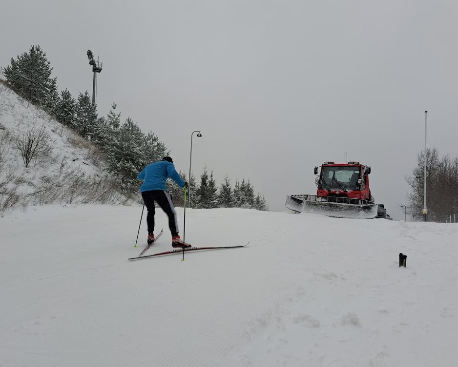 Skil&oslash;per opp langrennsbakke i Holmenkollen skianlegg