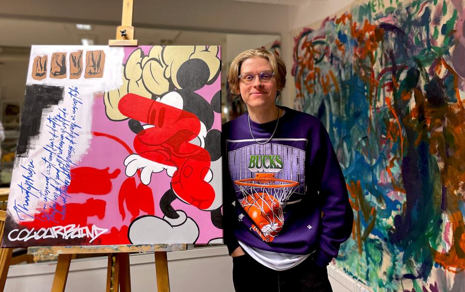 Kunstneren Joakim Knutzen st&aring;r foran verkene sine.