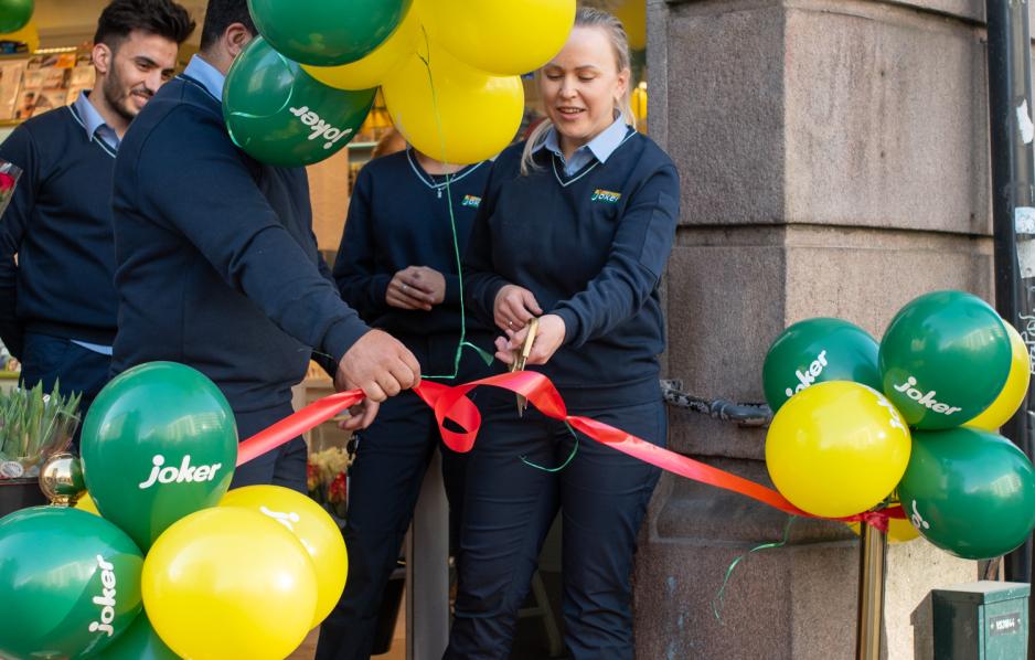 Klipper snoren p&aring; ny joker-butikk. 