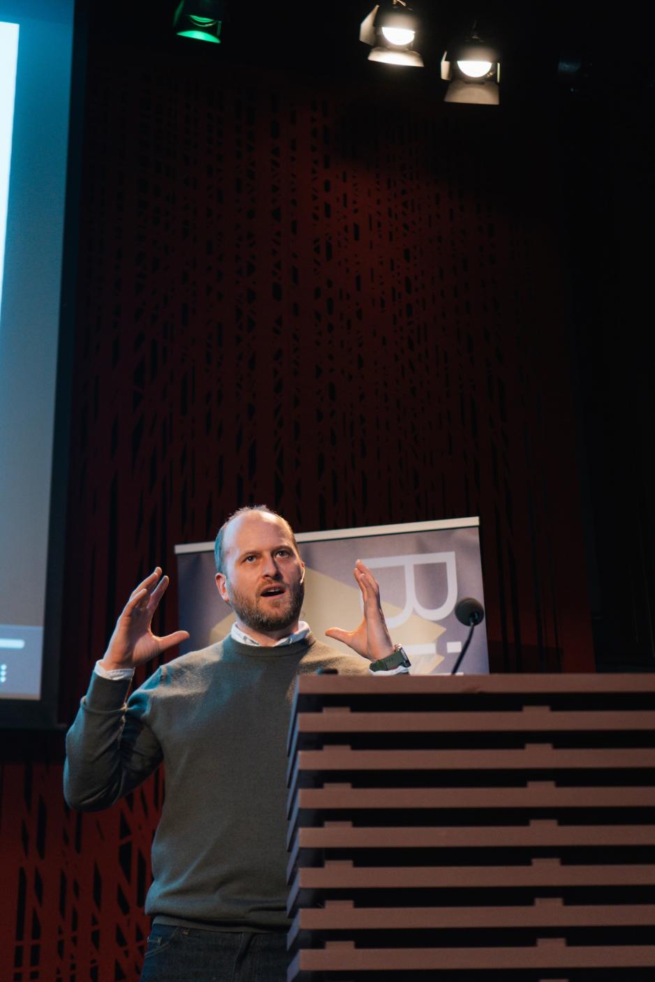 Arne Christian Konradsen p&aring; talerstolen.