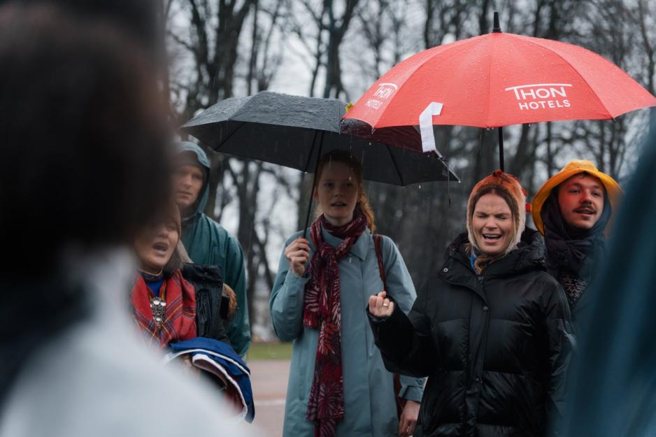 Sara Marielle Gaup Beaska leder de oppm&oslash;tte i &laquo;joike-maratonet&raquo;. 
