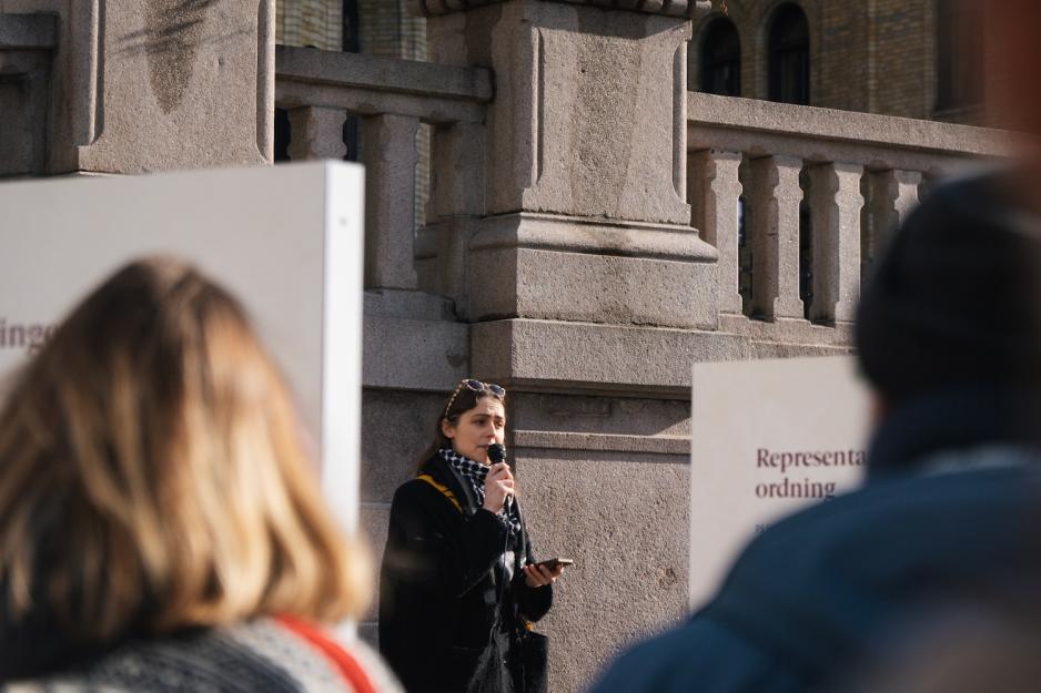 Cathrine Linn Kristiansen p&aring; talerstolen p&aring; abortnemnd-demonstrasjon p&aring; Stortinget