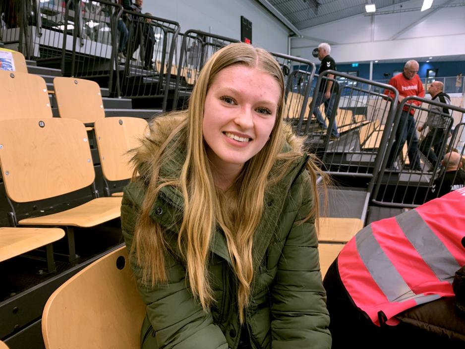 Julie Orveland er tilskuer under kampen. Her sitter hun p&aring; tribunen. 
