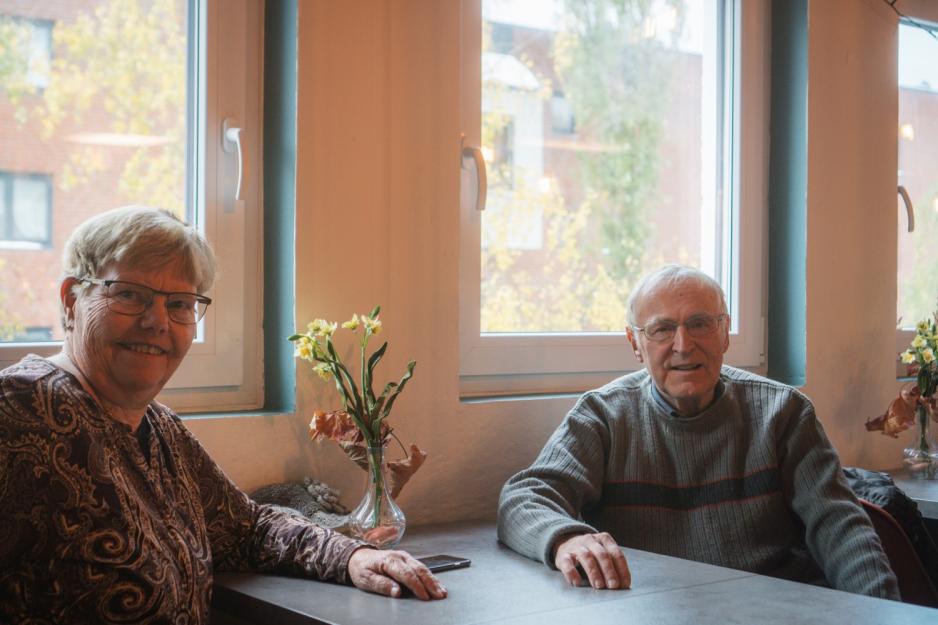 Stamgjester venter p&aring; mat p&aring; Kaf&eacute; p&aring; dagtid. 