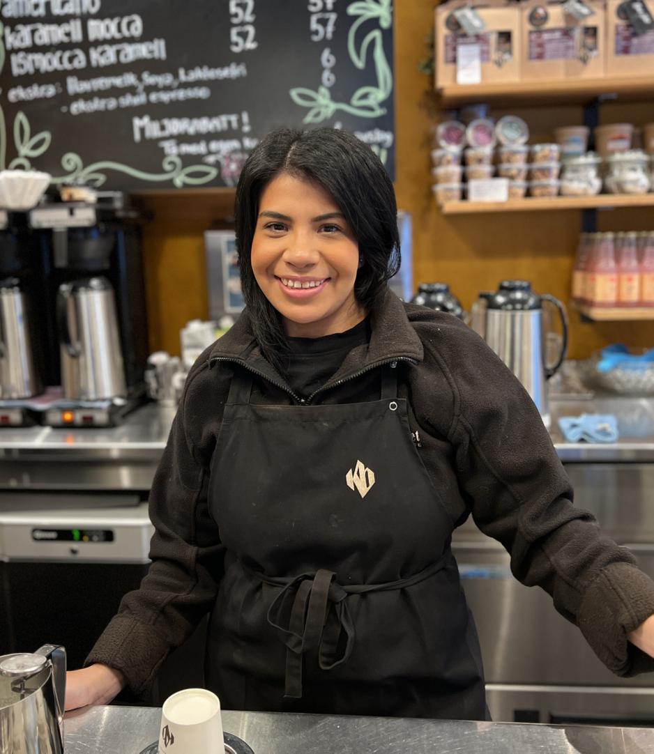 Barista bak disk foran menyen p&aring; kaffebrenneriet