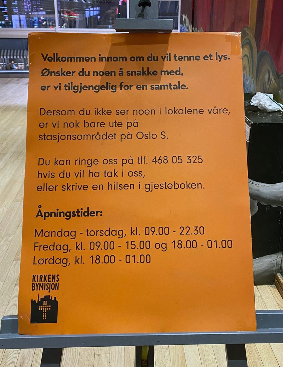 Sporet KBM &Aring;pningstider Oslo S plakat p&aring; stativ