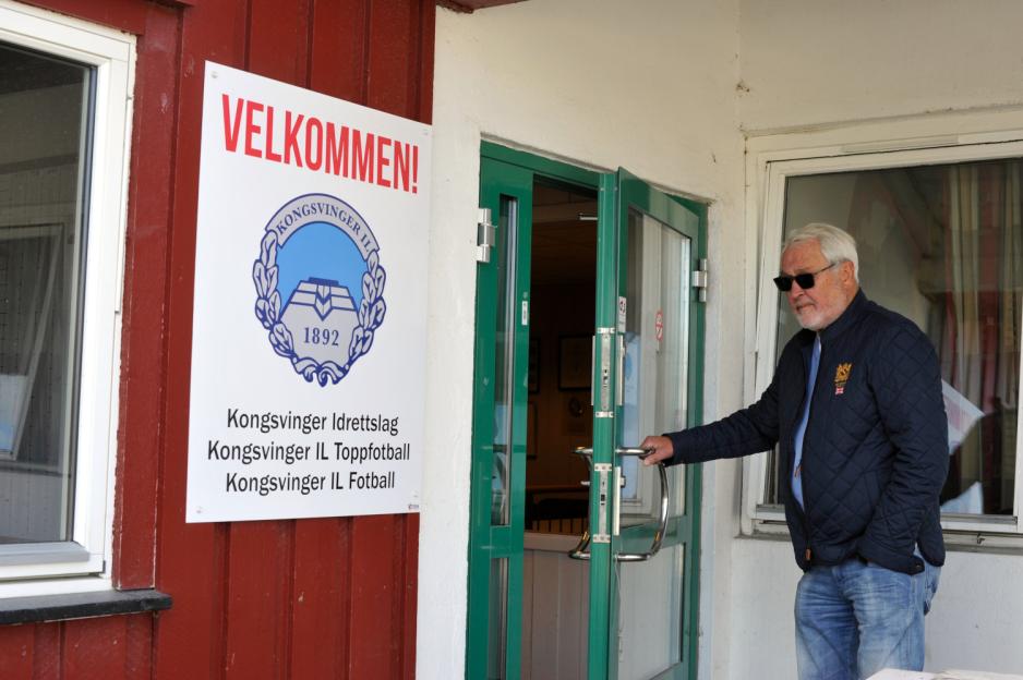 Knut Holen &aring;pner d&oslash;ra inn til klubbhuset til Kongsvinger IL