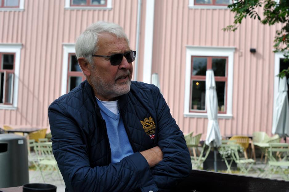Knut Holen p&aring; uteservering p&aring; kaf&eacute;