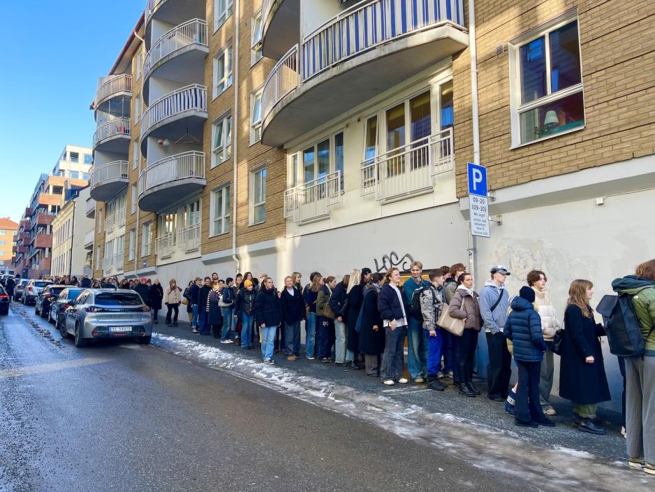 Mennesker som venter p&aring; &aring; komme inn i butikken.