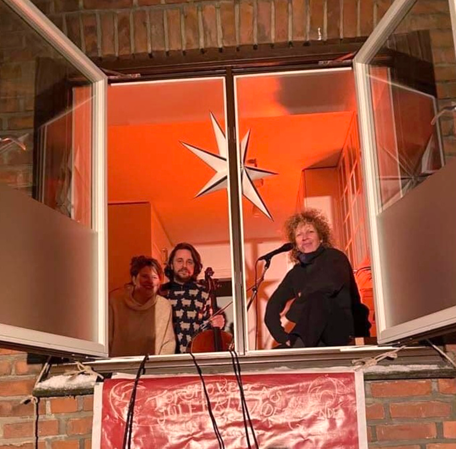 Konsert ut av vinduet p&aring; Torshovs levende julekalender