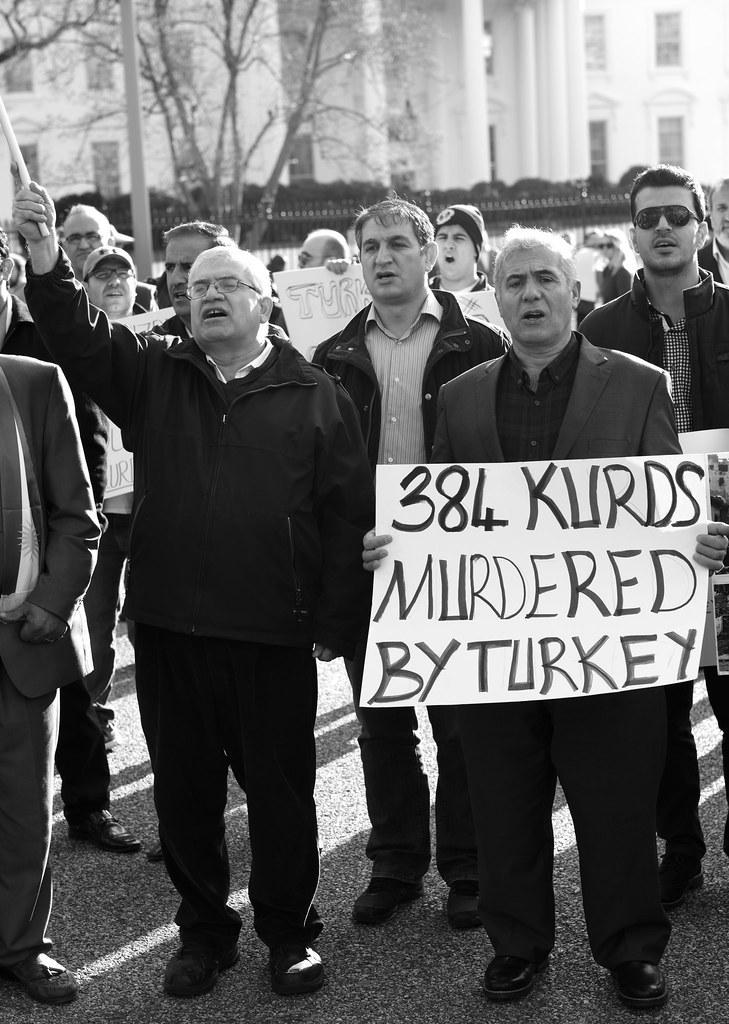 Fotografi av kurdisk demonstrasjon mot den tyrkiske regjering. P&aring; plakaten st&aring;r det "384 kurds murdered by turkey". 