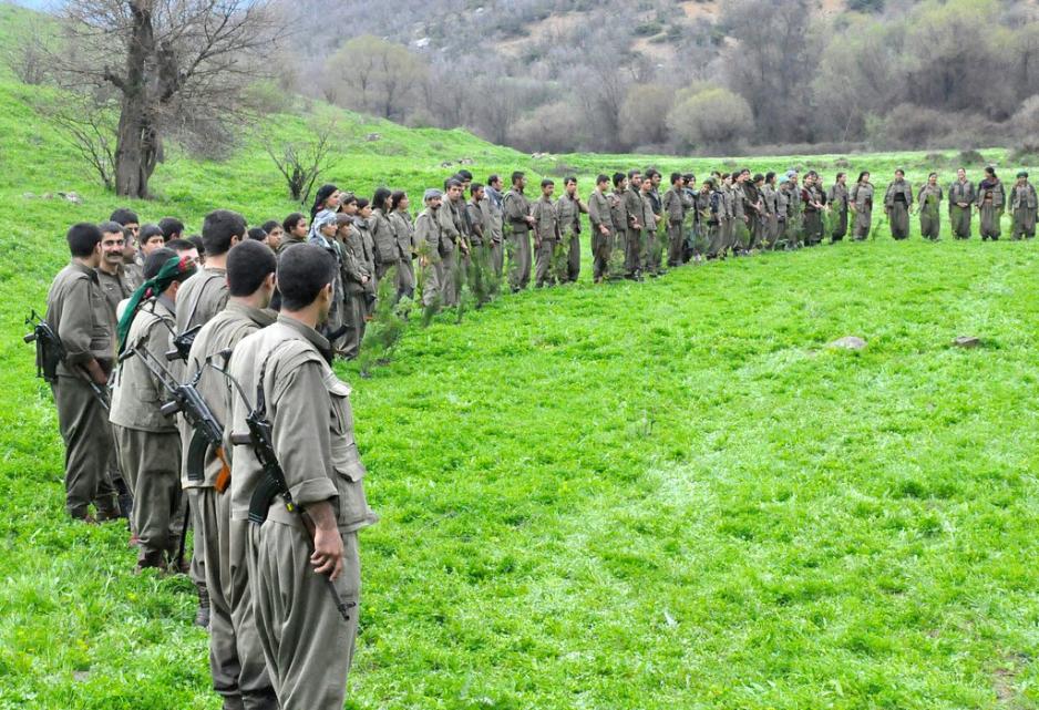 Soldater i PKK fotografert p&aring; en eng. 