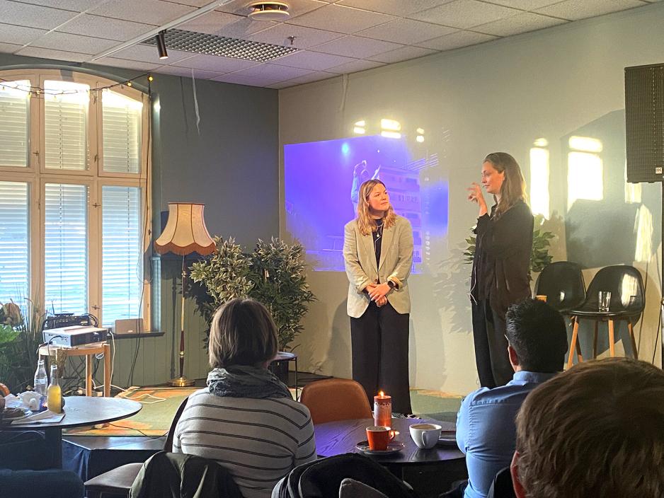 Marthe Vee og Trine Jacobsen fra Little Big Sister holder foredrag om &aring; jobbe som management.