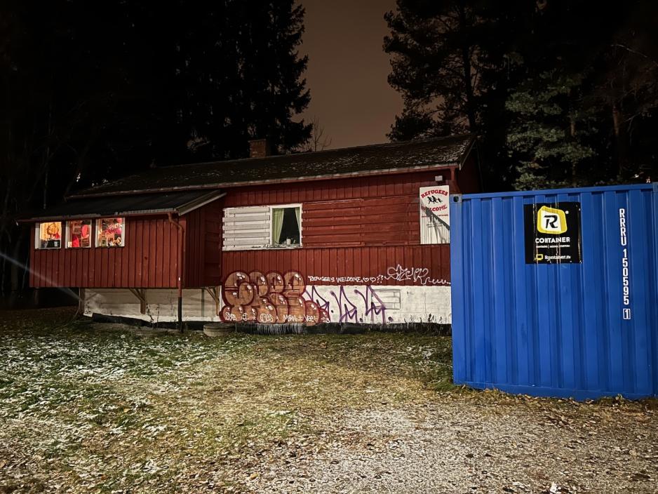 Utenfor lokalet p&aring; Hauketo